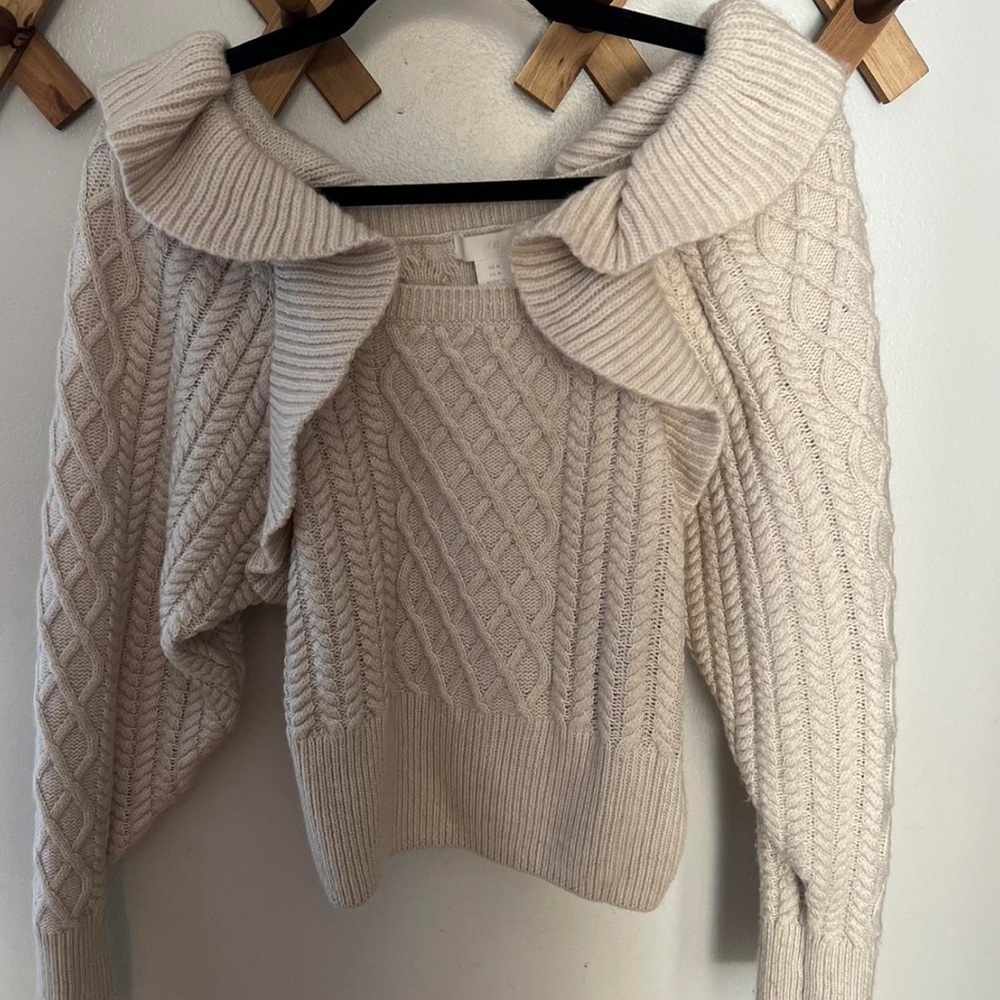 H&M RUFFLE SWEATER